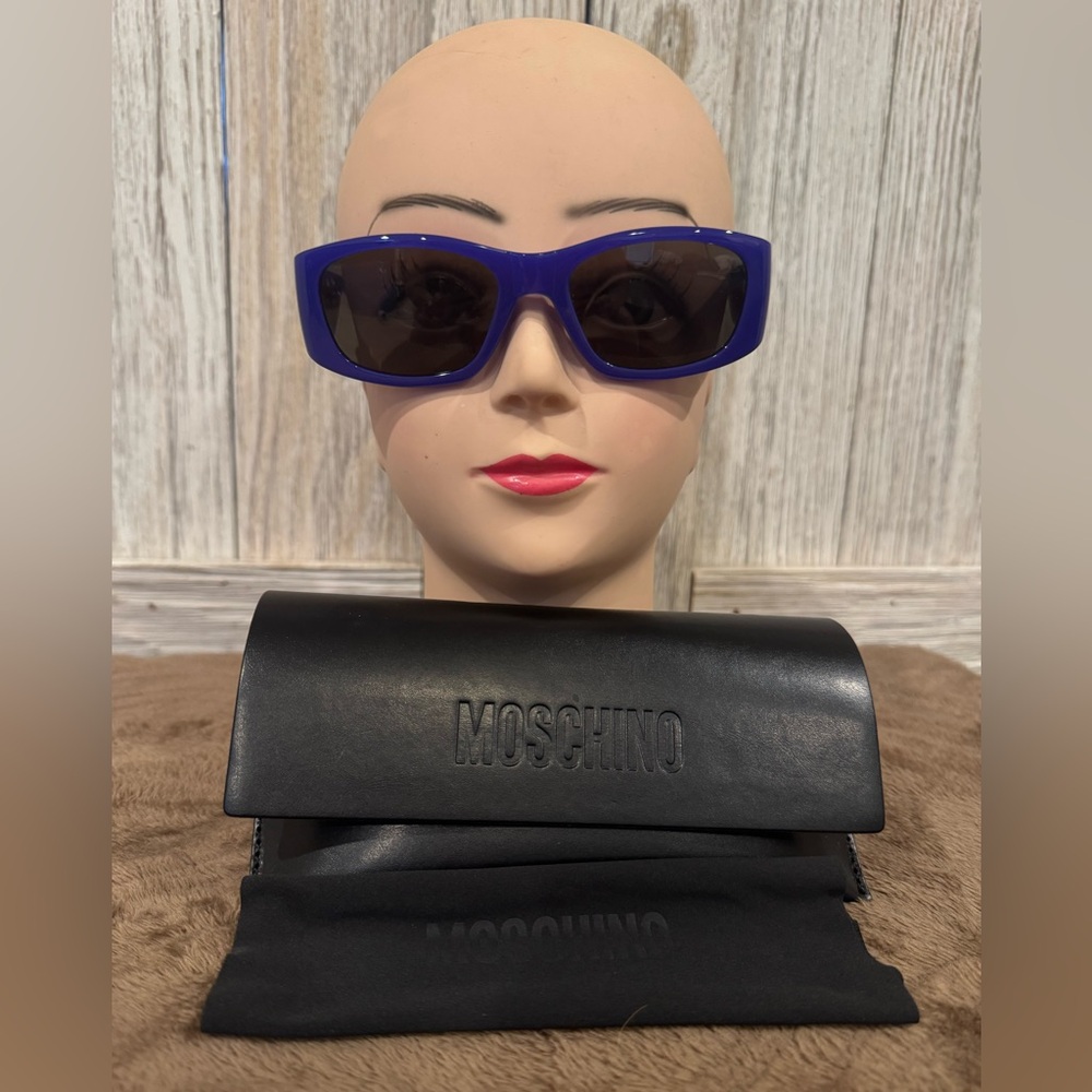 Moschino Bold Blue Sunglasses w/case & cleaning cloth NWT never worn